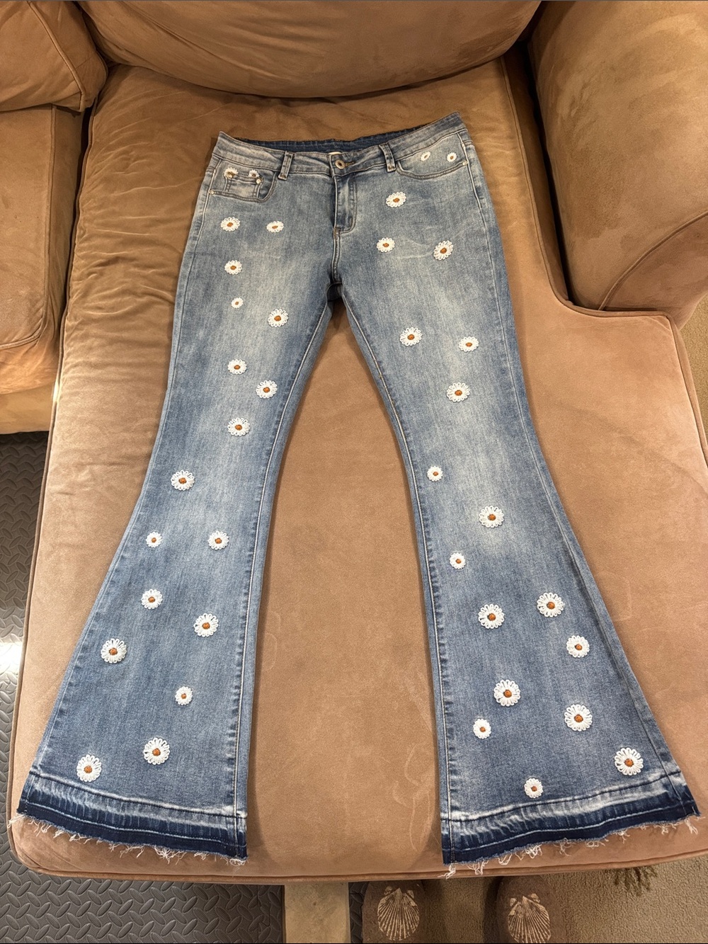 NWT Anna-Kaci Jeans With Daisy Enbroidered Flowers